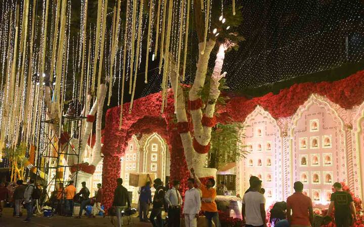 शादी के लिए 27 मंजिला एंटीलिया को दुल्हन की तरह सजाया गया है.