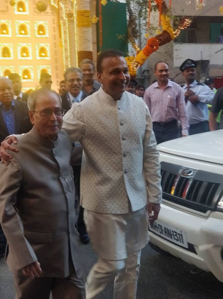 पूर्व राष्ट्रपति प्रणव मुखर्जी भी इस शादी में पहुंचे हैं. आप उन्हें अनिल अंबानी के साथ देख सकते हैं.
