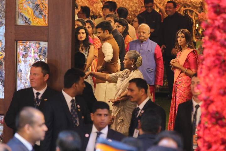अमिताभ बच्चन की बेटी श्वेता बच्चन भी इस शादी को अटेंड करने पहुंचीं हैं. उनके साथ नव्या भी मौजूद हैं.