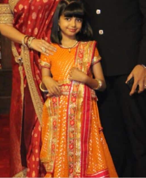  इस शादी में बेटी आराध्या बच्चन भी देसी स्वैग में पहुंची थी. अराध्या यहां संतरी रंग का लहंगा चोली पहनकर पहुंची थी. 