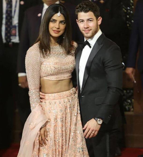 प्रियंका इस दौरान पिंक कलर के बेहद क्लासी लहंगे में पहुंची और निक भी ब्लैक सूट में बेहद जच रहे थे. (फोटो- इंस्टाग्राम)