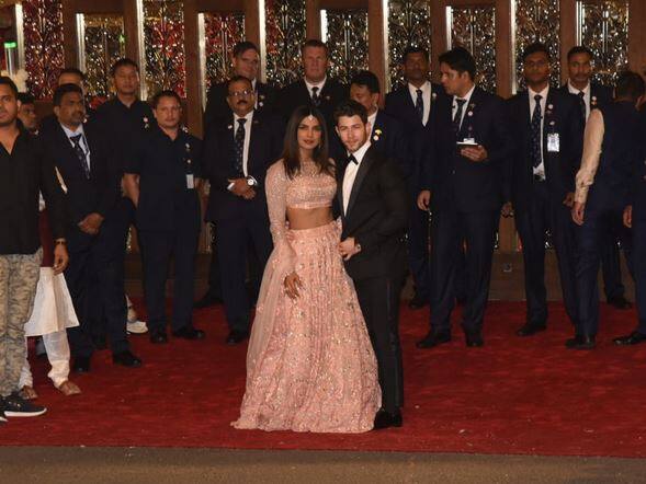 बाद में ईशा अंबानी भी पूरे परिवार के साथ प्रियंका के संगीत में पहुंची थी. अब प्रियंका भी पति निक के साथ ईशा की शादी में पहुंची हैं. (सभी तस्वीरें - मानव मंगलानी)