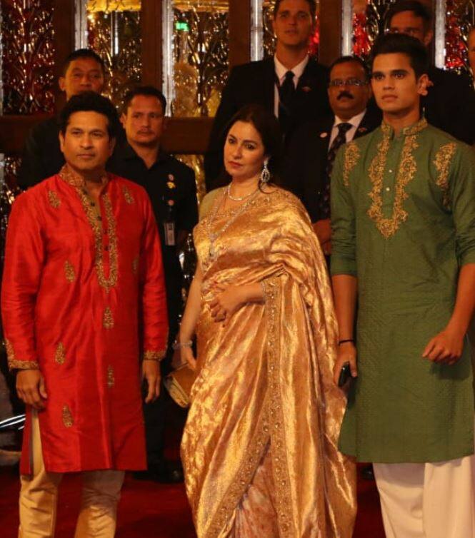 शादी में सिर्फ बॉलीवुड ही नहीं बल्कि क्रिकेट जगत के कई दिग्गज पहुंचे हैं. मास्टर ब्लास्टर सचिन तेदुंलकर पत्नी और बेटे के साथ शादी में पहुंचे. 