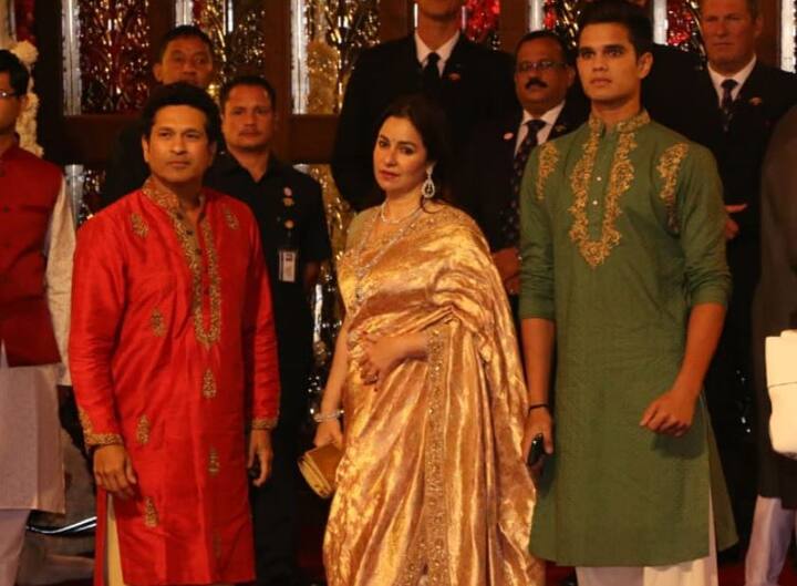 सचिन यहां लाल और गोल्डन रंग की शेरवानी में नजर आए तो वहीं उनकी पत्नी गोल्ड साड़ी में नजर आईं. उनका बेटा भी हरे और गोल्डन रंग की शेरवानी में पहुंचा . 