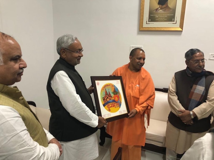 Bihar: Yogi Adityanath met Bihar Chief Minister Nitish Kumar in Patna पटना पहुंचे योगी आदित्यनाथ ने महावीर मंदिर में की पूजा-अर्चना, नीतीश कुमार से भी की मुलाकात