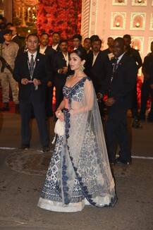 रणबीर के बिना ईशा की शादी में पहुंची आलिया भट्ट, हैरान परेशान आलिया की कुछ ऐसी तस्वीरें आई सामने