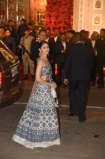 रणबीर के बिना ईशा की शादी में पहुंची आलिया भट्ट, हैरान परेशान आलिया की कुछ ऐसी तस्वीरें आई सामने