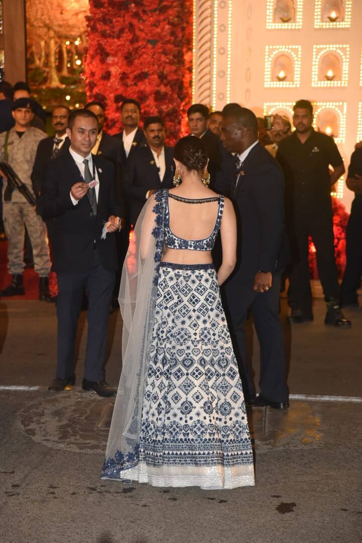 आलिया यहां बेहद खूबसूरत लहंगे में पहुंची. सफेद बेस पर नीले रंग के बारीक काम से सजा ये लहंगा आलिया पर खूब सज रहा था. 