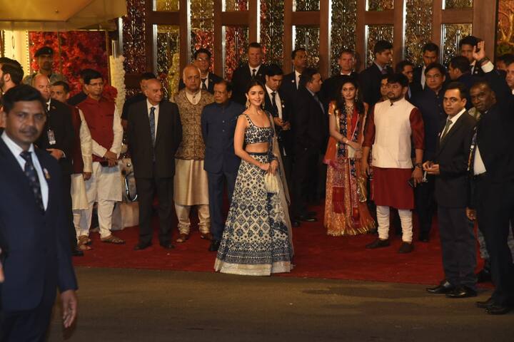 लेकिन देसी अवतार में ईशा की शादी में पहुंची आलिया गजब की खूबसूरत लग रही थी. 