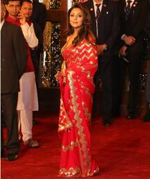 ईशा और आनंद को आशीर्वाद देने पहुंची गौरी खान, लाल साड़ी में दिखा ग्लैमरस अवतार