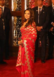 ईशा और आनंद को आशीर्वाद देने पहुंची गौरी खान, लाल साड़ी में दिखा ग्लैमरस अवतार