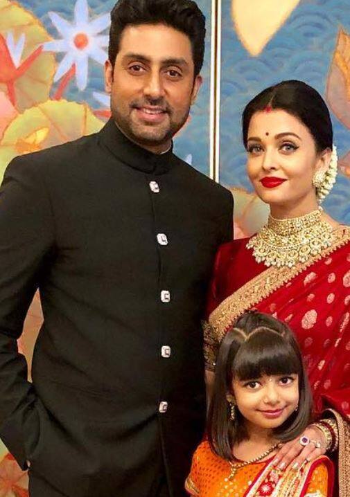 इसके अलावा यहां बॉलीवुड के कई नामी सितारे पहुंचे जिनमें ऐश्वर्या अभिषेक शामिल हैं.