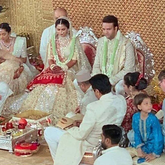 बिजनेसमैन मुकेश अंबानी की बेटी ईशा अंबानी और आनंद पीरामल बुधवार को शादी के बंधन में बंध गए हैं. इस ग्रैंड वेडिंग से दूल्हा और दुल्हन की काफी सारी तस्वीरें हम आपके लिए लाए हैं जिन्हें आप आगे की स्लाइड्स का रुख करके देख सकते हैं.