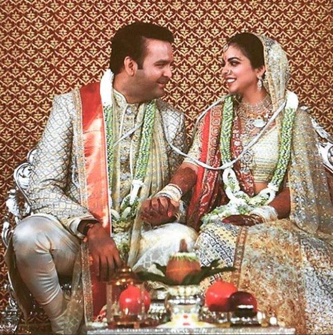 इस तस्वीर में ईशा और आनंद मंडप में बैठे नजर आ रहे हैं. ये तस्वीर यकीनन जयमाला के बाद की है क्योंकि दोनों गले में वरमाला पहने नजर आ रहे हैं.