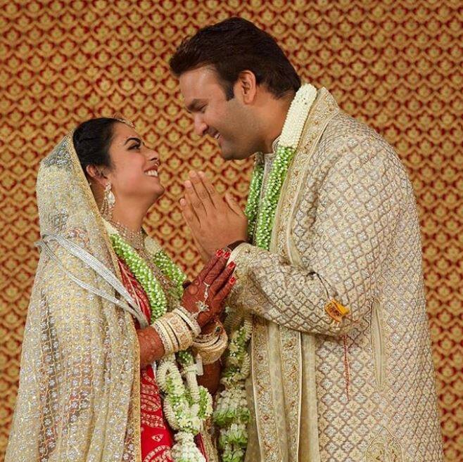 इस तस्वीर में आनंद जहां ईशा के सामने हाथ जोड़े दिखाई दे रही हैं वहीं ईशा के एक्सप्रेशंस आपका दिल जीत लेंगे. दोनो की कैमिस्ट्री बेहद खूबसूरत है.