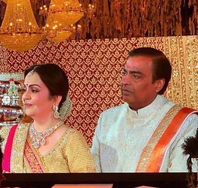 बेटी की शादी में मुकेश अंबानी और नीत अंबानी कुछ इस अंदाज में दिखे. तस्वीर में दोनों ही जरा भावुक के दिखाई दे रहे हैं.