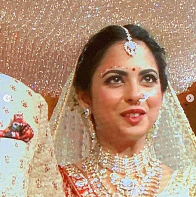 ईशा अंबानी और आनंद पीरामल की शादी में बॉलीवुड से लेकर राजनीतिक जगत के सभी नामी दिग्गज पहुंचे हैं. इसमें फिर चाहे महानायक अमिताभ बच्चन हों या फिर गृहमंत्री राजनाथ सिंह सभी इन दोनों को आर्शीवाद देने पहुंचे हैं.