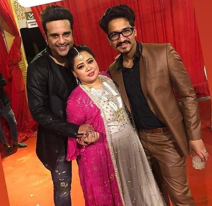  कपिल और गिन्नी ने पिछले साल इंस्टाग्राम पर अपने रिश्ते के बारे में सभी को बताया. इस शादी में शरीक होने वाले लोगों में कृष्णा अभिषेक, सुमोना चक्रवर्ती, भारती सिंह समेत उनकी पूरी टीम जलंधर पहुंची हुई थी. 