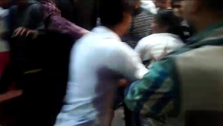 A women brutally beaten by shopkeepers in Meerut मेरठ में जंगलराज: महिला पर लगा जूता चोरी करने का आरोप, दुकानदारों ने दौड़ा-दौड़ा कर पीटा