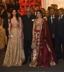 In Pics: ईशा अंबानी की शादी में सजी बॉलीवुड सितारों की महफिल, यहां देखें सभी तस्वीरें