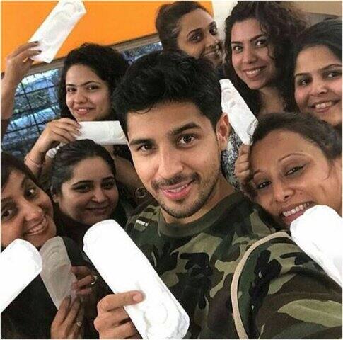 पैडमैन चैलेंच- अक्षय कुमार ने अपनी फिल्म पैडमैन को प्रमोट करते हुए देशभर के तमाम सेलेब्स के साथ ही आम लोगों को भी सैनेटरी पैड के साथ फोटो और वीडियो शेयर करने का चैलेंज दिया. इस चैलेंज का नाम था पैडमैनचैलेंच. 