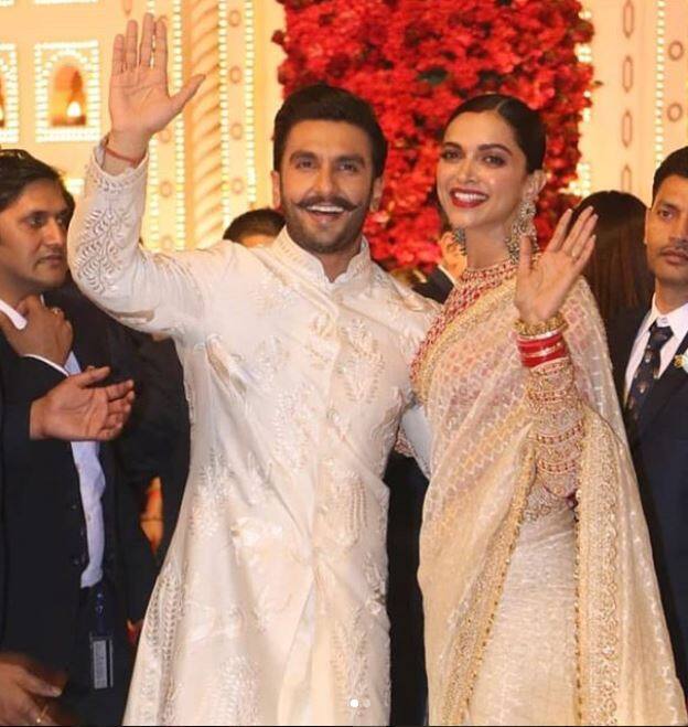 देश के सबसे अमीर शख्स की बेटी की शादी और उसकी बारात भी उतनी ही भव्य थी जितना की इनका संगीत था. आनंद पीरामल घोड़ी पर सवार हो ईशा अंबानी को ब्याहने के लिए अंबानी के घर एंटिलिया पहुंचे. 