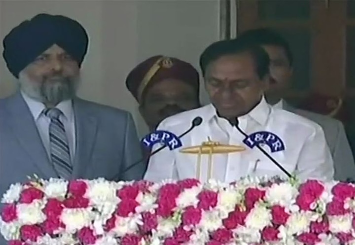 KCR takes oath as second CM of Telangana के. चंद्रशेखर राव दूसरी बार बने तेलंगाना के सीएम, पद और गोपनीयता दिलाई गई शपथ