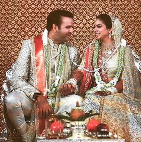 इसके अलावा कुछ ऐसे नामी सेलेब्स भी हैं जो कि बॉलीवुड में तो नहीं है लेकिन बॉलीवुड से उनका रिश्ता गहरा है. मुकेश अंबानी की बेटी ईशा अंबानी की शादी   12 दिसंबर को मुंबई में उनके घर एंटीलिया में आनंद पीरामल से हुई.