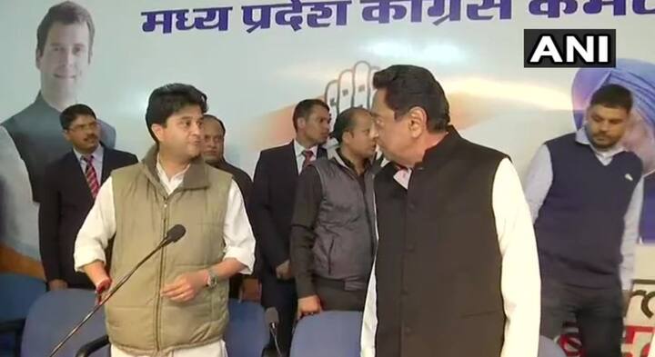 वहीं, विधायक दल की बैठक से पहले ज्योतिरादित्य सिंधिया से कमलनाथ बात करते दिखे थे. तस्वीर: एएनआई