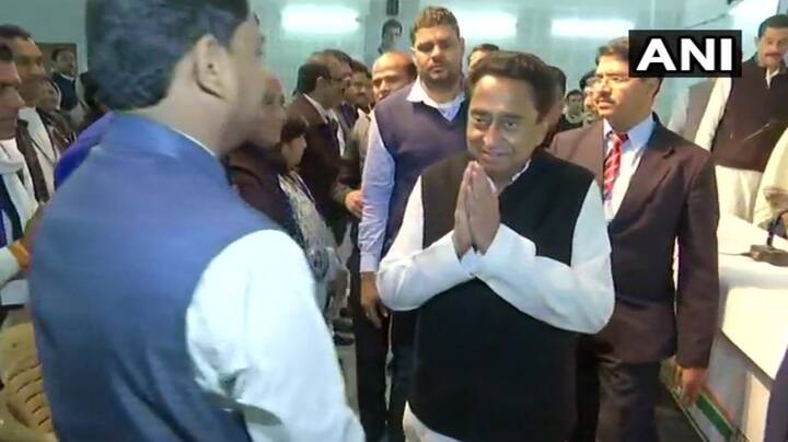 विधायक दल की बैठक में आने से पहले कमलनाथ ने कई बार लोगों को धन्यवाद किया. तस्वीर: एएनआई
