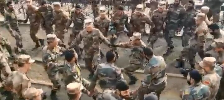 A year after Doklam stand-off, soldiers of India China seen dancing together VIDEO: डोकलाम गतिरोध के एक साल बाद भारत-चीन के सैनिकों का डांस-डांस
