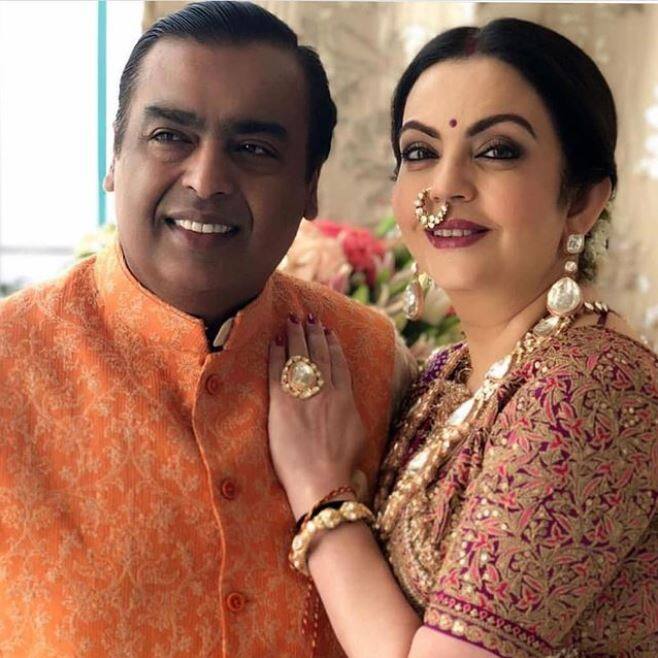 शादी के दौरान की एक और तस्वीर सामने आई है, जिसमें मुकेश अंबानी और नीता अंबानी साथ नज़र आ रहे हैं. (तस्वीर: मानव मंगलानी)