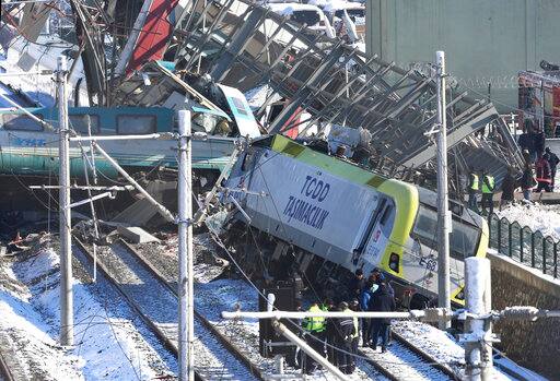  खोज और बचाव अभियान जारी है. गर्वनर वासिप साहिन ने कहा कि घटना के कारणों का पता लगाने के लिए जांच शुरू हो गई है.