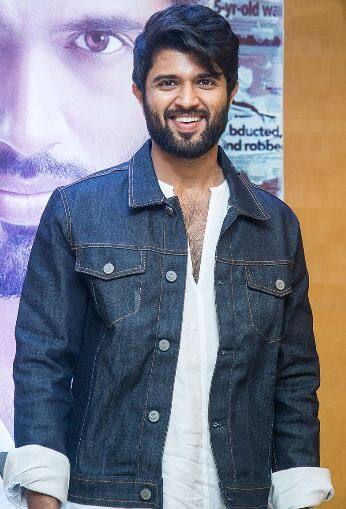 तेलुगु एंटरटेनमेंट इंडस्ट्री के स्टार विजय देवरकोंडा (Vijay Deverakonda) के बारे में लोगों ने गूगल पर खूब सर्च किया. 