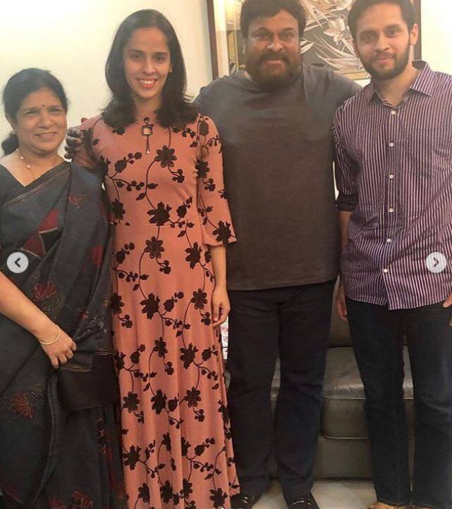 तस्वीर में स्टार जोड़ी चिरंजीवी को कुछ दिन पहले ही वेडिंग कार्ड देने पहुंचे थे. तस्वीर: इंस्टाग्राम 