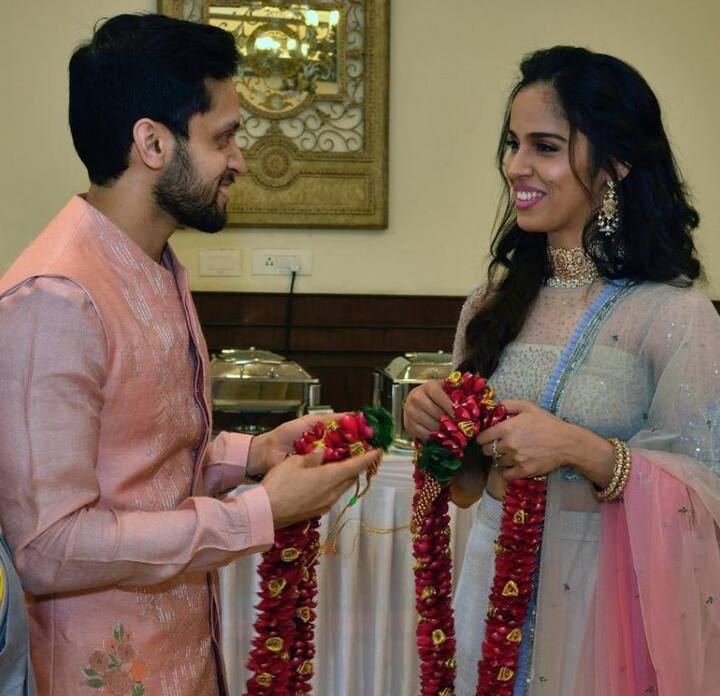 इस तस्वीर में दोनों परंपरा के तहत एक दूसरे को फूल की माला पहनाने से पहले काफी मुस्कुराते हुए दिख रहे हैं. तस्वीर: ट्विटर