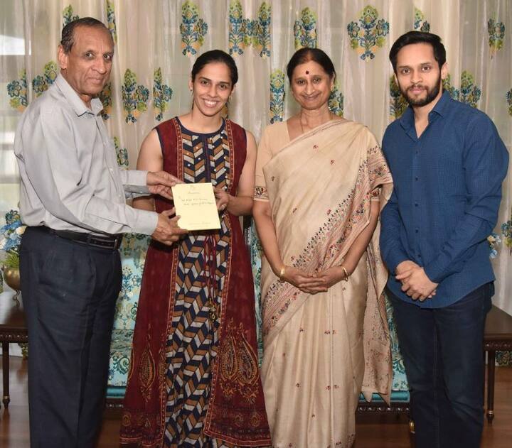 इससे पहले दोनों आंध्र प्रदेश के राज्यपाल ई.एस.एल नरसिम्हन को शादी के लिए आमंत्रित करने पहुंचे थे. तस्वीर: इंस्टाग्राम