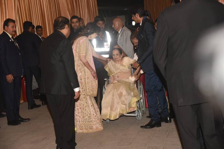 इस रिसेप्शन में रिलायंस के कर्मचारियों को इन्वाइट किया गया है. (तस्वीर: मानव मंगलानी)