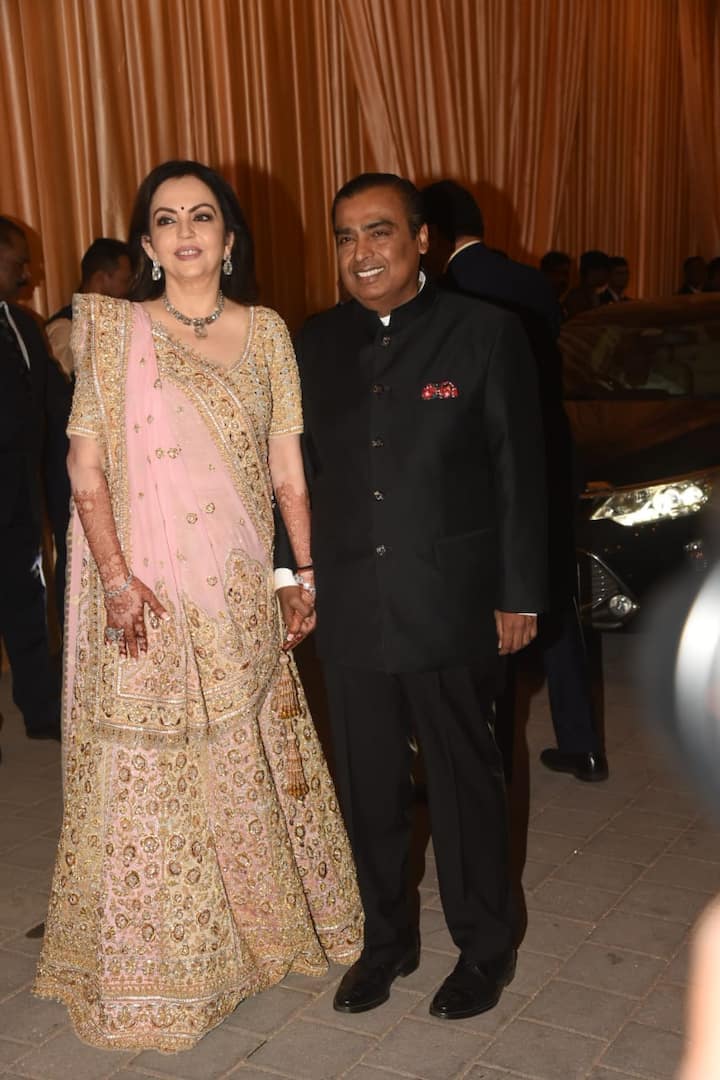 इस रिसेप्शन में रिलायंस के कर्मचारियों को इन्वाइट किया गया है. (तस्वीर: मानव मंगलानी) बताया जा रहा है कि आज होने वाले इस ग्रैंड रिसेप्शन में बॉलीवुड के अलावा, स्पोर्ट्स पर्सनेलिटीज, राजनीति और बिजनेस वर्ल्ड के कई बड़े दिग्गज शामिल होंगे. (तस्वीर: मानव मंगलानी)