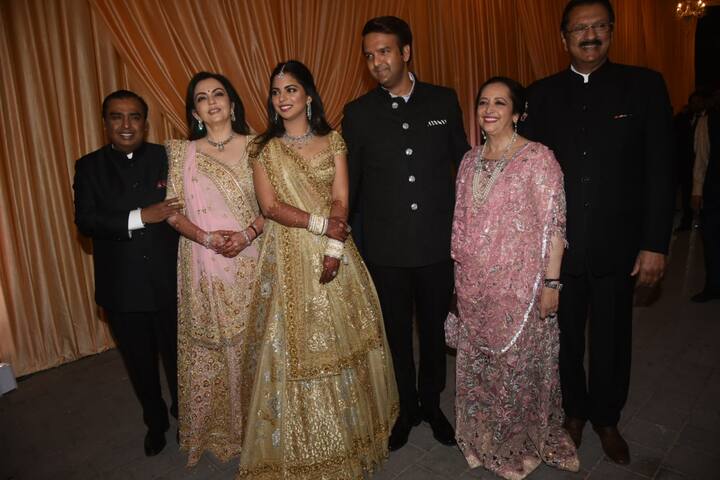 इसके लिए ईशा और आनंद अपने पूरे परिवार के साथ वेन्यू पर पहुंच गए हैं. (तस्वीर: मानव मंगलानी)