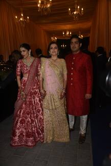 मंगेतर का हाथ थामे बहन ईशा के रिसेप्शन में पहुंचे आकाश अंबानी, लाल लहंगे में दिखीं श्लोका