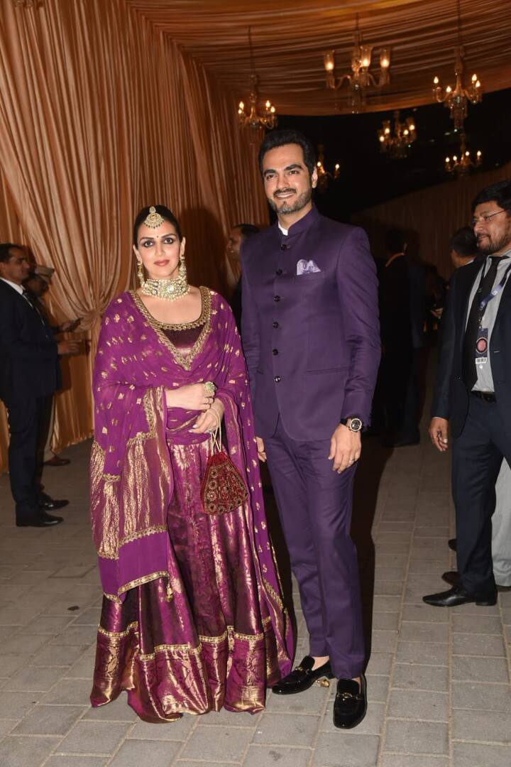 पति भरत तख्तानी के साथ ईशा देओल भी इस ग्रैंड रिसेप्शन का हिस्सा बनने के लिए पहुंच गई हैं. (तस्वीर: मानव मंगलानी)