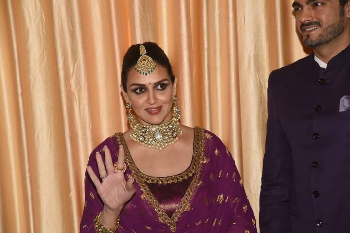खास बात ये रही कि सनी देओल की बहन और हेमा मालिनी और धर्मेंद्र की बेटी ईशा देओल भी इस रिसेप्शन में शामिल हुईं. (तस्वीर: मानव मंगालनी)