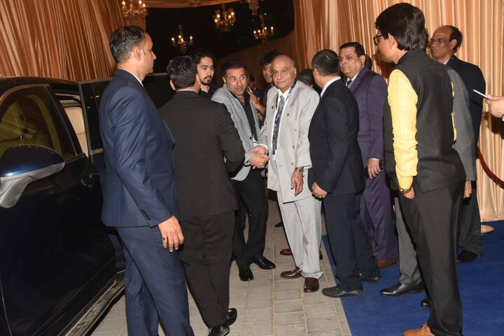 मुकेश अंबानी के बुलावे पर सनी देओल इस रिसेप्शन में शामिल होने पहुंचे. (तस्वीर: मानव मंगालनी)