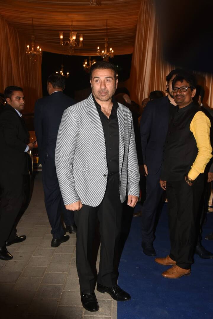 इस दौरान सनी देओल काले रंग की पैंट और शर्ट के साथ चेक की ब्लेज़र में नज़र आए. (तस्वीर: मानव मंगालनी)