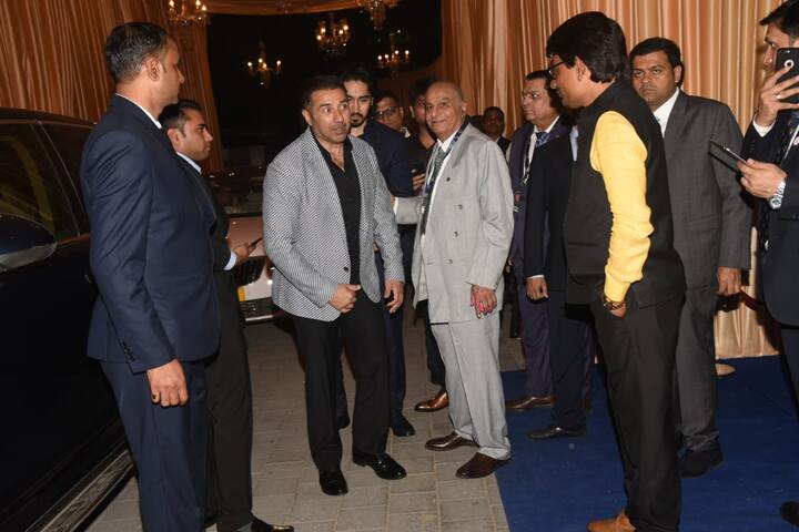 सनी देओल रिसेप्शन में अकेले ही पहुंचे और उनकी बहन ईशा अपने पति भरत के साथ वहां पहुंची थीं. (तस्वीर: मानव मंगालनी)