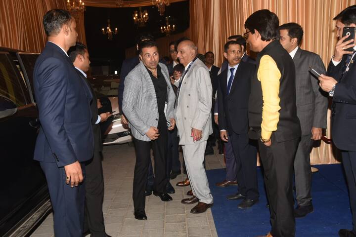 आपको बता दें कि सनी देओल 12 दिसंबर को हुई ईशा और आनंद की शादी में शामिल नहीं हुए थे, हालांकि रिसेप्शन में उनकी मौजूदगी ने वहां चार चांद लगा दिए. (तस्वीर: मानव मंगालनी)