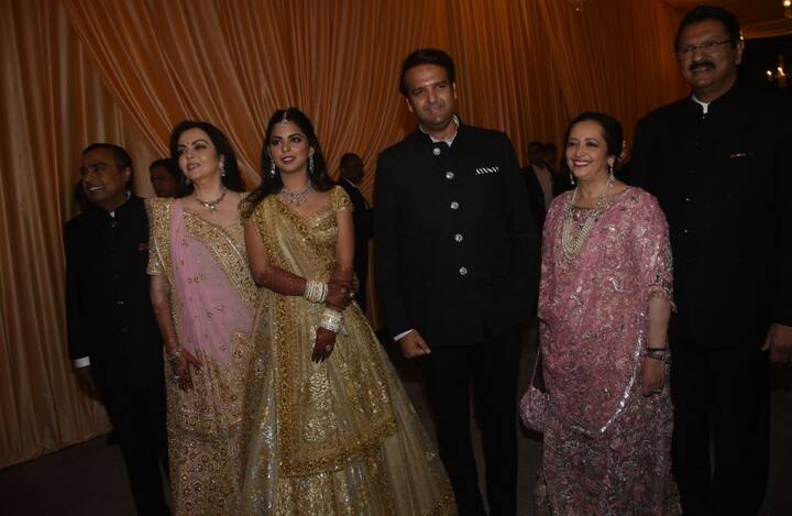 रिसेप्शन के दौरान ईशा अंबानी और आनंद पीरामल अपने माता पिता के साथ. (तस्वीर: मानव मंगालनी)