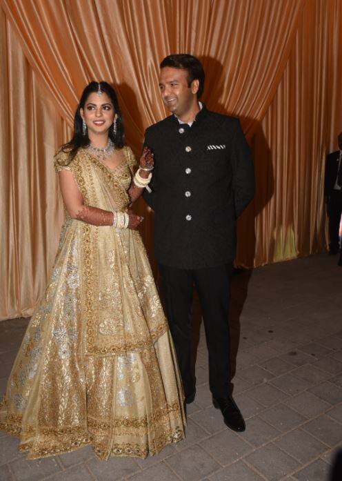 रिसेप्शन के दौरान ईशा और आनंद बेहद खुश नज़र आए. (तस्वीर: मानव मंगालनी)