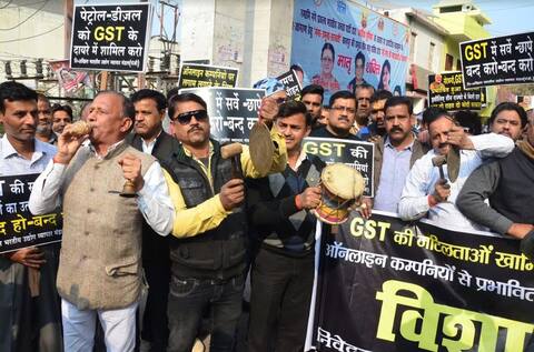 प्रदर्शन: कानपुर के व्यापारी बोले- सरकार जाग जाए वरना चुनाव में देंगे करारा जवाब प्रदर्शन: कानपुर के व्यापारी बोले- सरकार जाग जाए वरना चुनाव में देंगे करारा जवाब